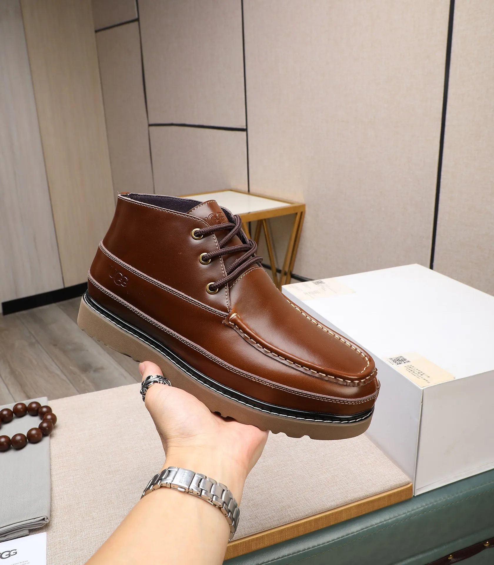 Men's shoes 💰600 (full genuine wool lining, 10% off for fake ones) Please note the quality of the original item and compare the thickness of the wool 🏮🏮 Popular UGG from Australia's warm luxury brand men's shoes, the official website is synchronized, Beckham men's style..., made of imported top-layer waxed cowhide, waxed toe cap, Australian real wool velvet lining Carefully sewn...Imported rubber Martin boots outsole (comfortable, soft, wear-resistant) The quality is really great...Exquisite workmanship, you can't put it down at first sight, size 38-44 (customized in 45)